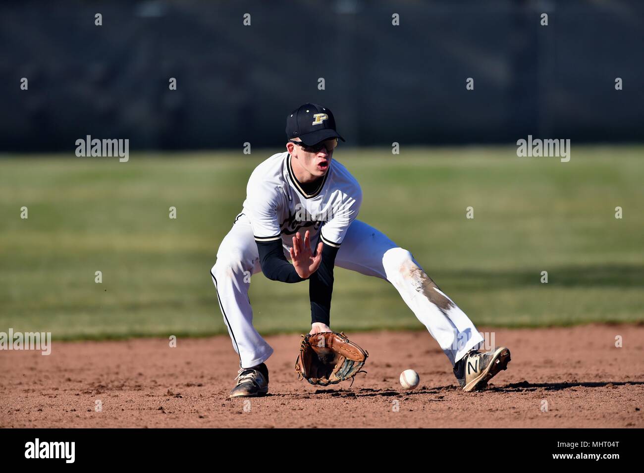 Throwing it down the middle hi-res stock photography and images - Alamy