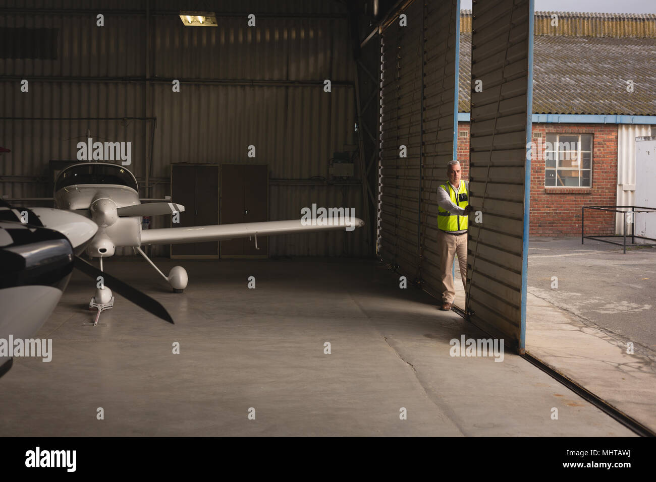 Airplane hangar hi-res stock photography and images - Alamy
