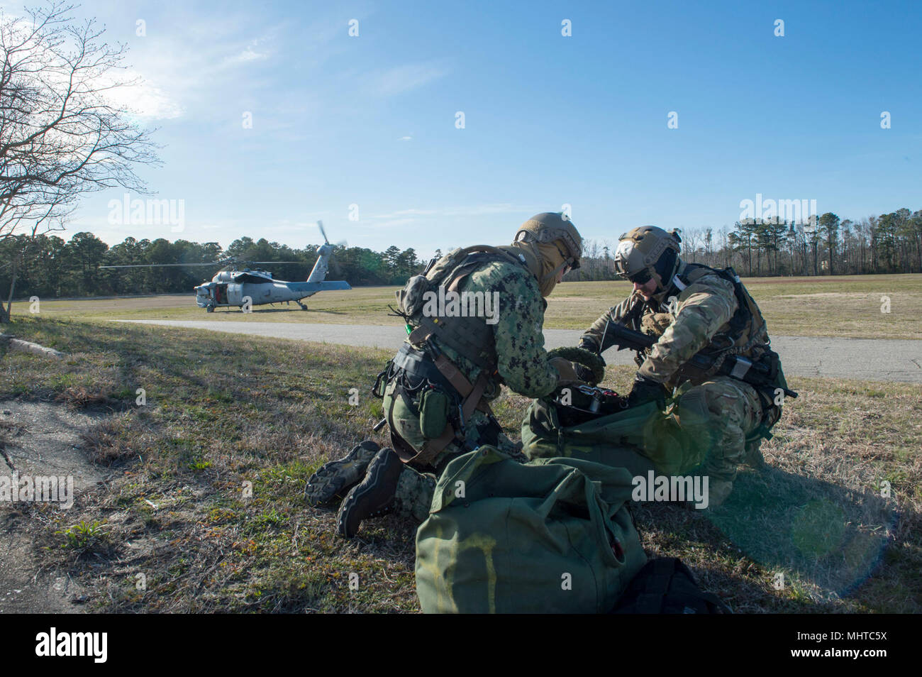 Helicopter rope suspension technique cast master hi-res stock photography  and images - Alamy