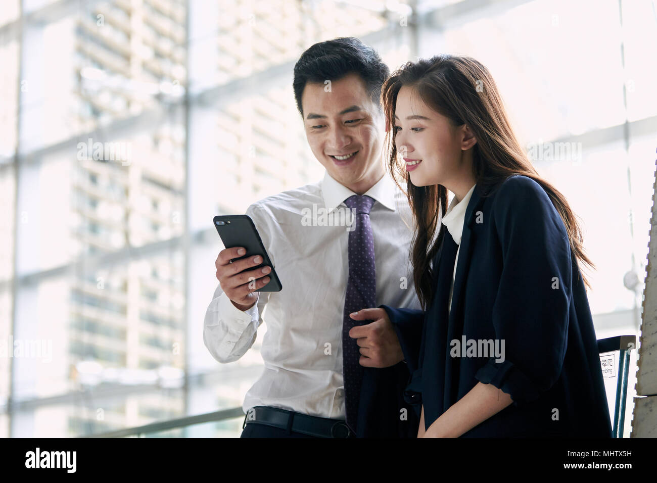 Business people use mobile phones Stock Photo - Alamy