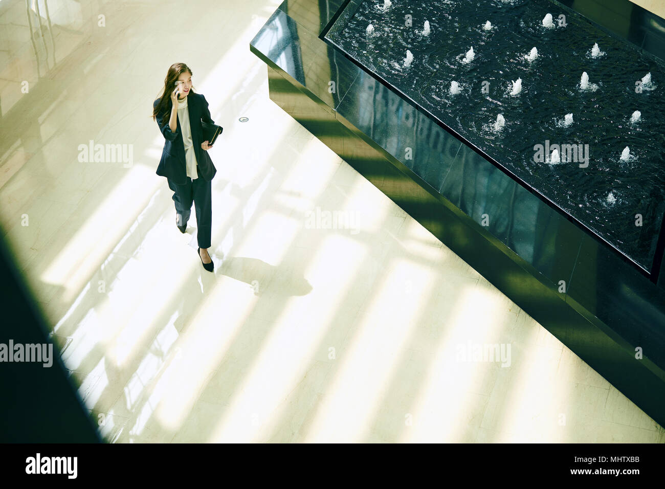 Power walking business woman hi-res stock photography and images - Alamy