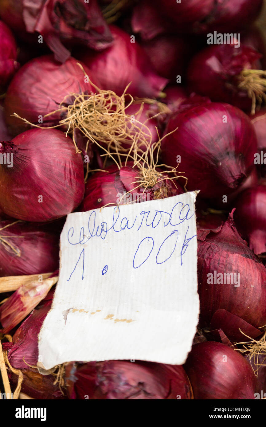 Onions on a Portuguese market stall Stock Photo Alamy