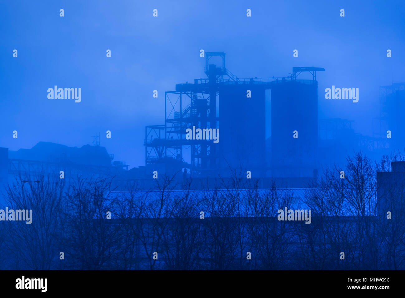 Evening winter fog with an industrial factory at Brunner Mond. Winnington, Northwich, Cheshire. Stock Photo