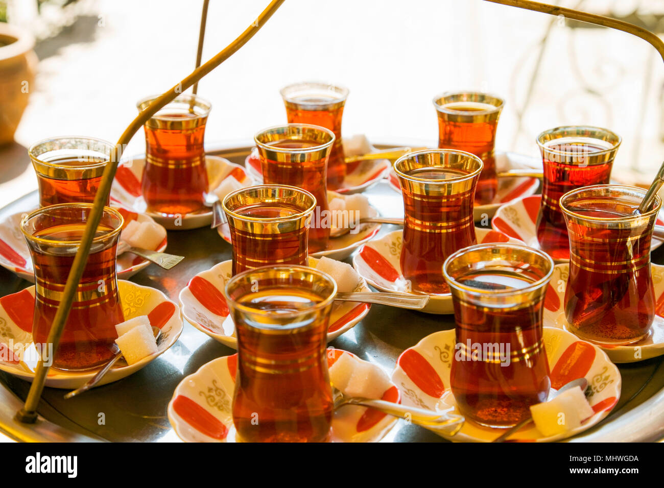 Чай кофе много. Армуды для чая Каппадокия. Много чая. Много чашек чая. Турецкое чаепитие.