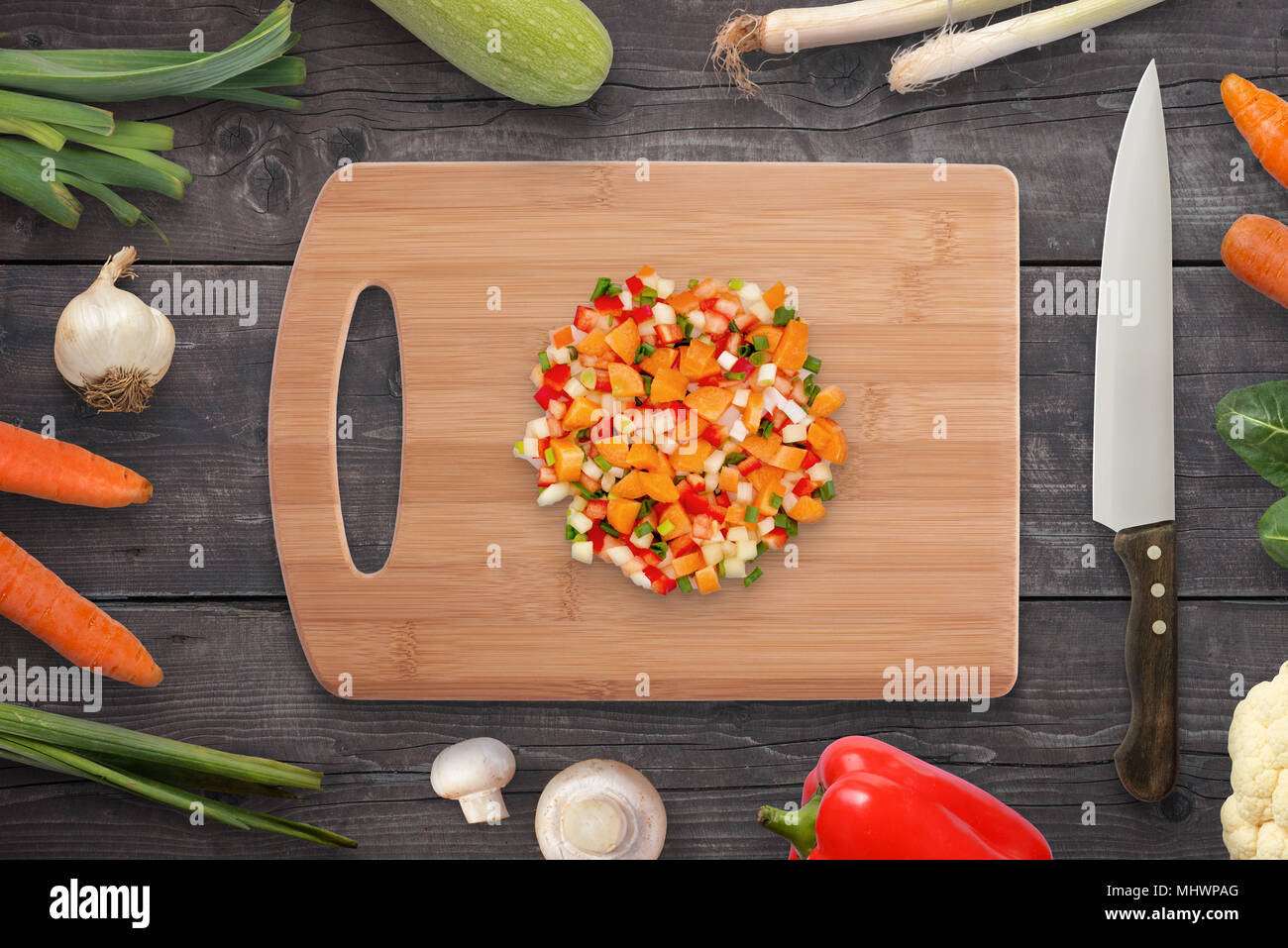 https://c8.alamy.com/comp/MHWPAG/chopped-vegetables-on-cutting-board-onion-mushrooms-carrot-pepper-beside-MHWPAG.jpg