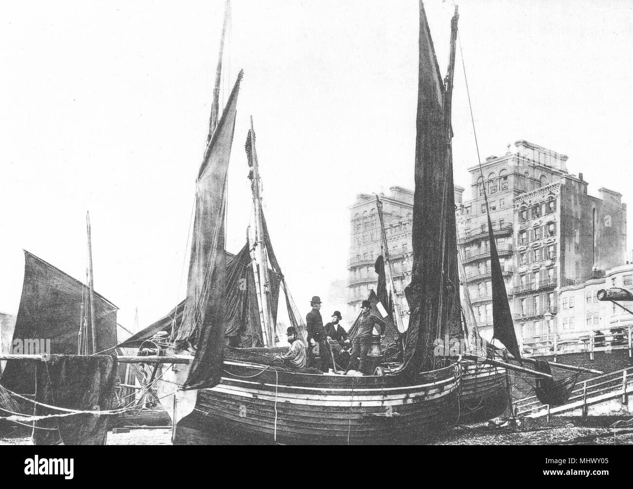 SUSSEX. Bateaux of Pêche échoués à Brighton, c.1870 1935 old vintage print Stock Photo