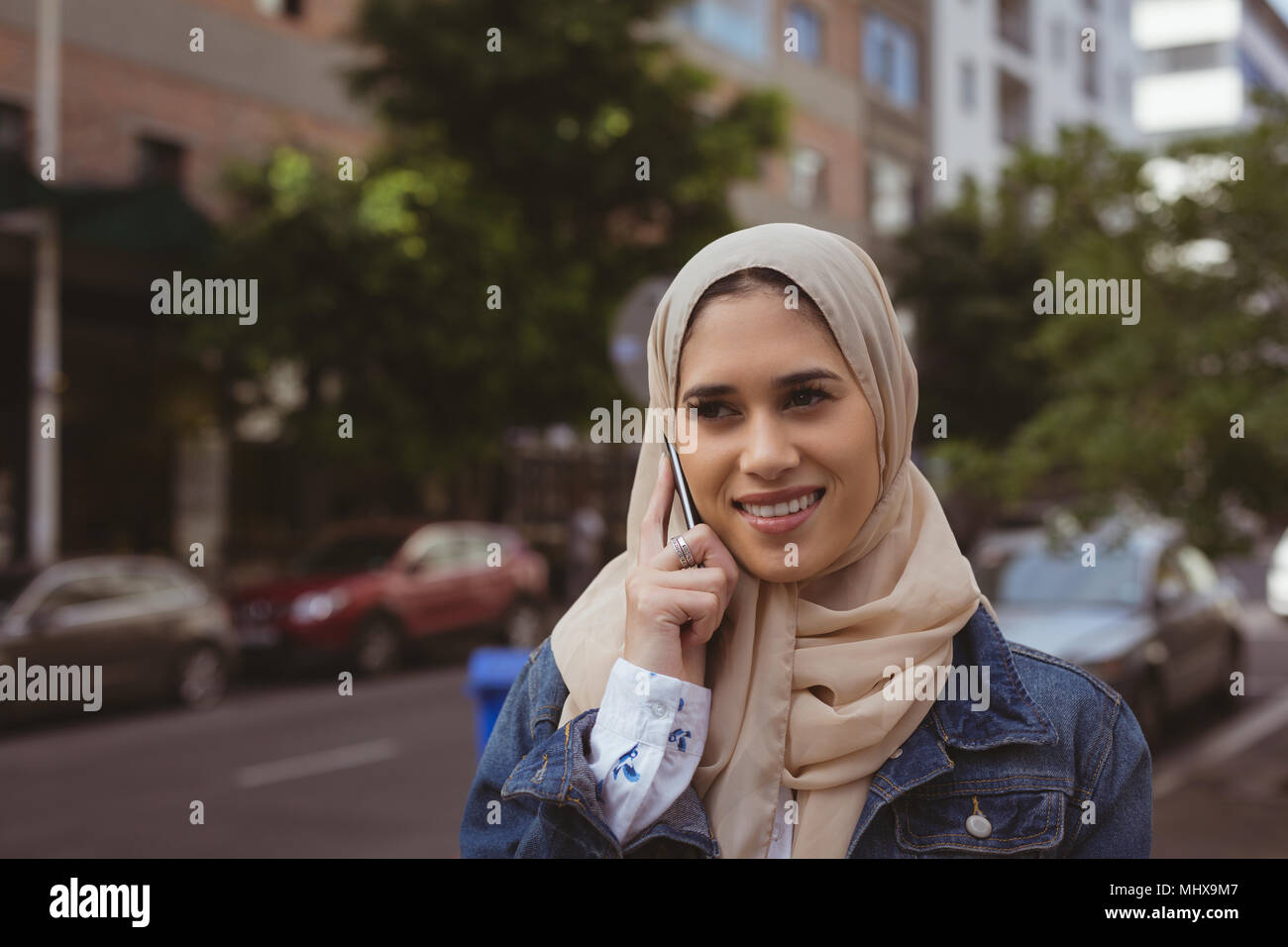 Urban hijab woman talking on mobile phone Stock Photo - Alamy