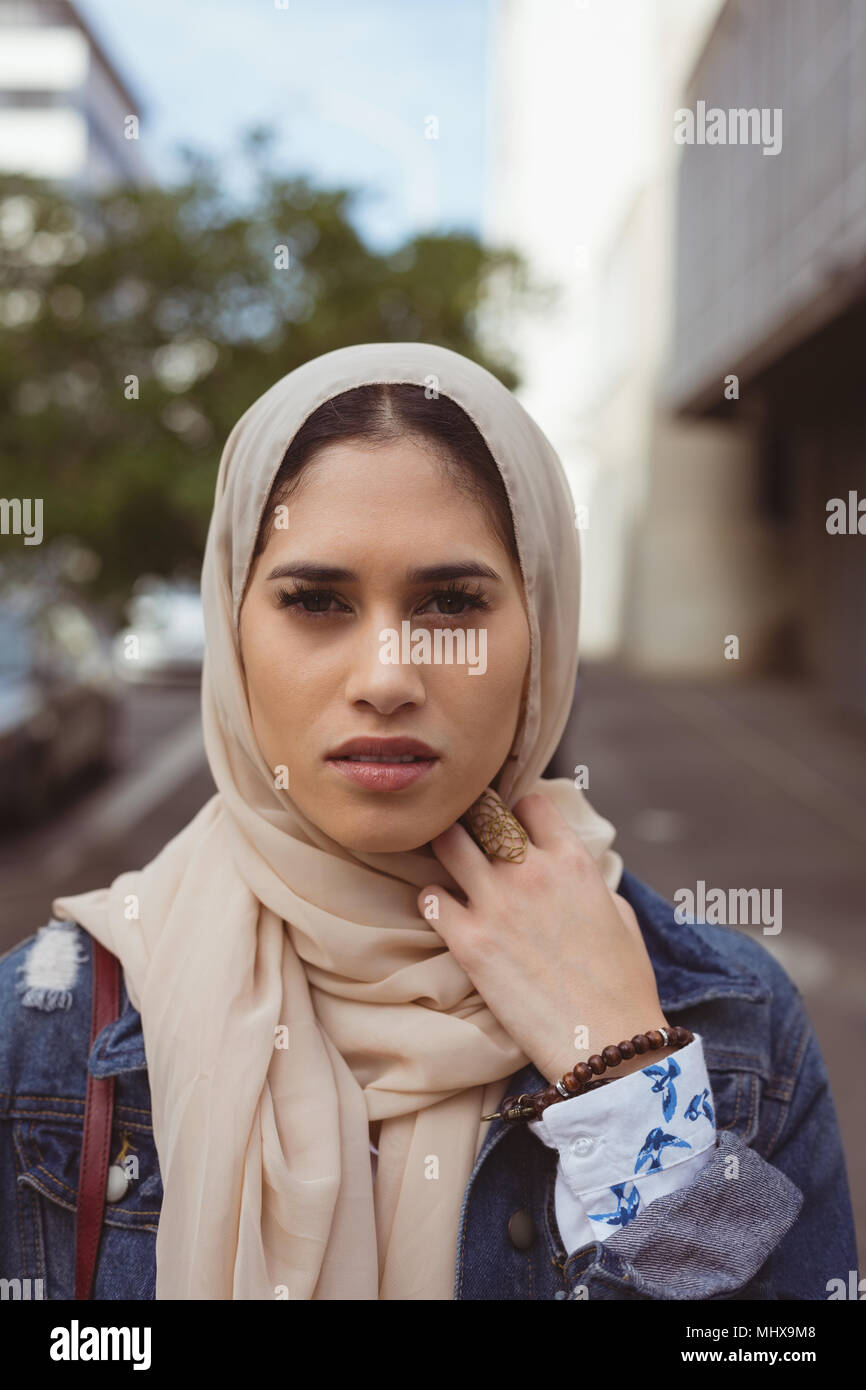 Hijab woman hi-res stock photography and images - Alamy