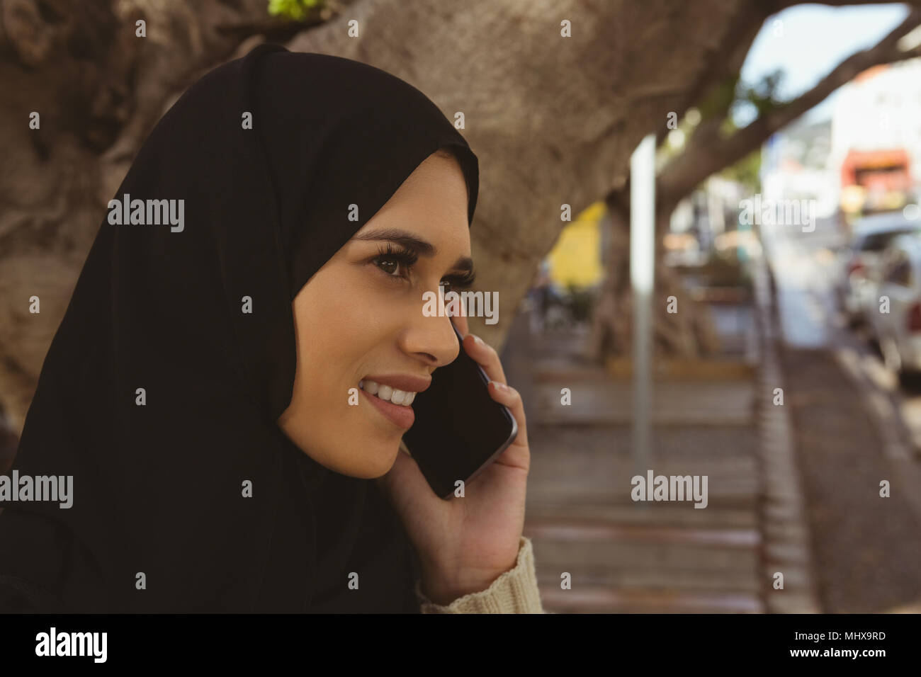 Urban hijab woman talking on mobile phone Stock Photo - Alamy