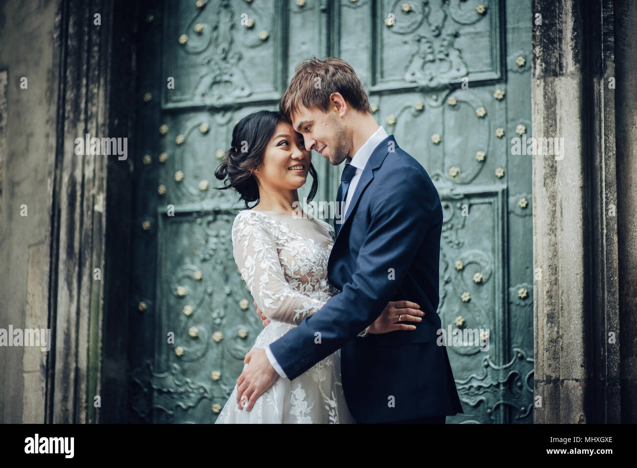 Couple kissing door hi-res stock photography and images - Alamy