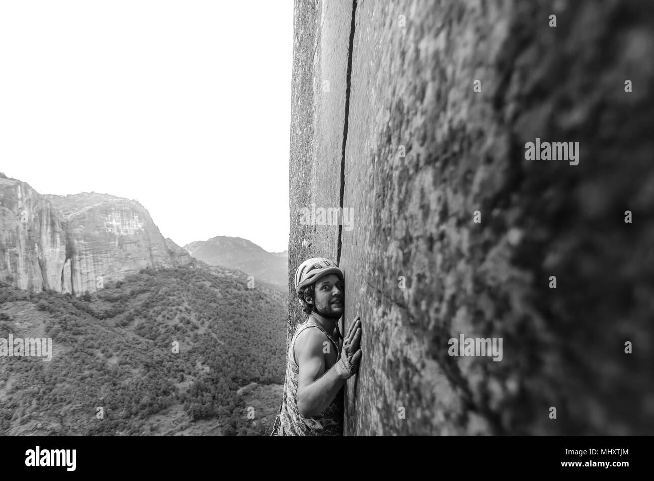Rock climber climbing sandstone rock, Liming, Yunnan Province, China Stock Photo