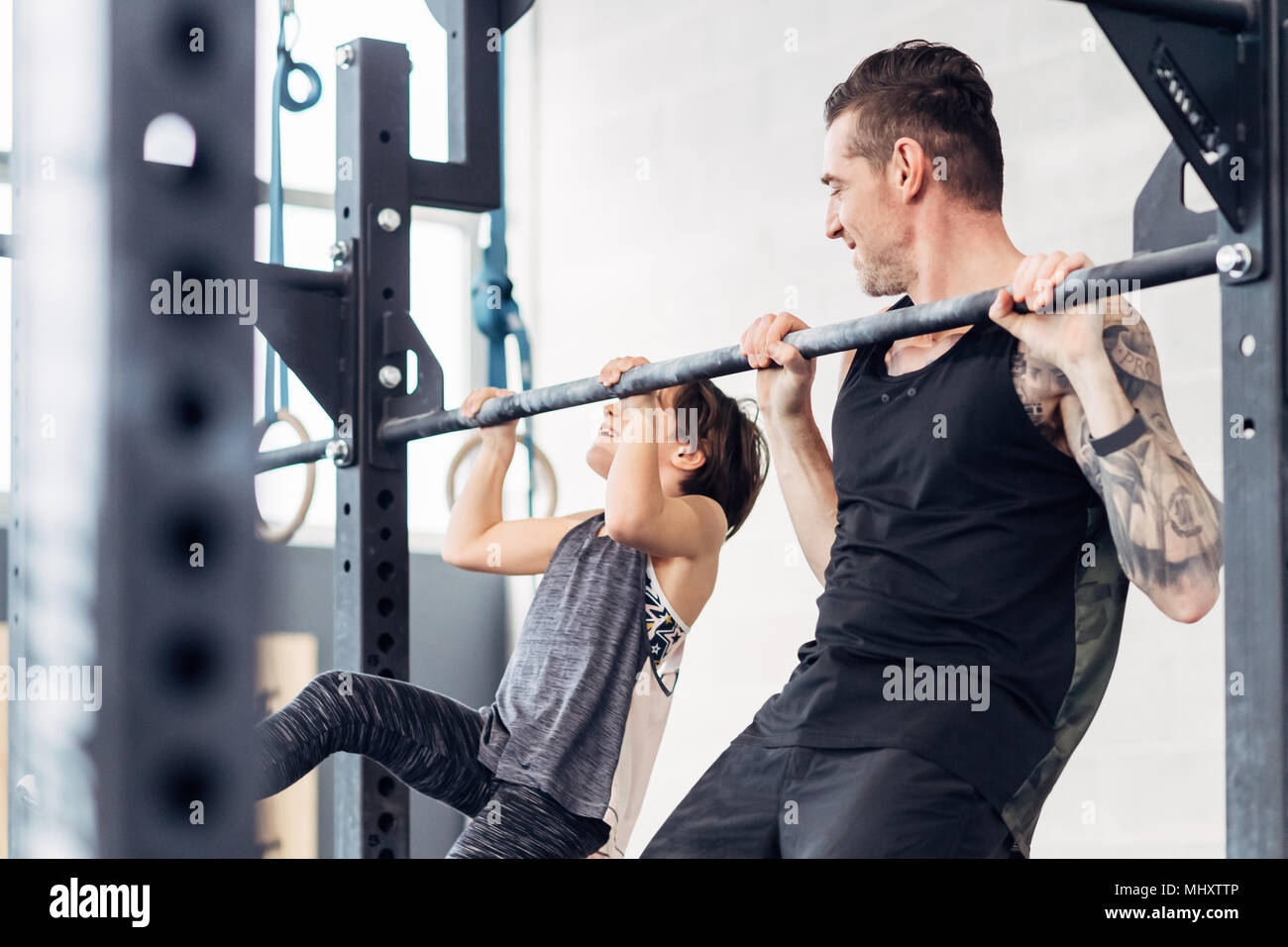 254 fotos de stock e banco de imagens de Pull Up Gym Bar - Getty Images