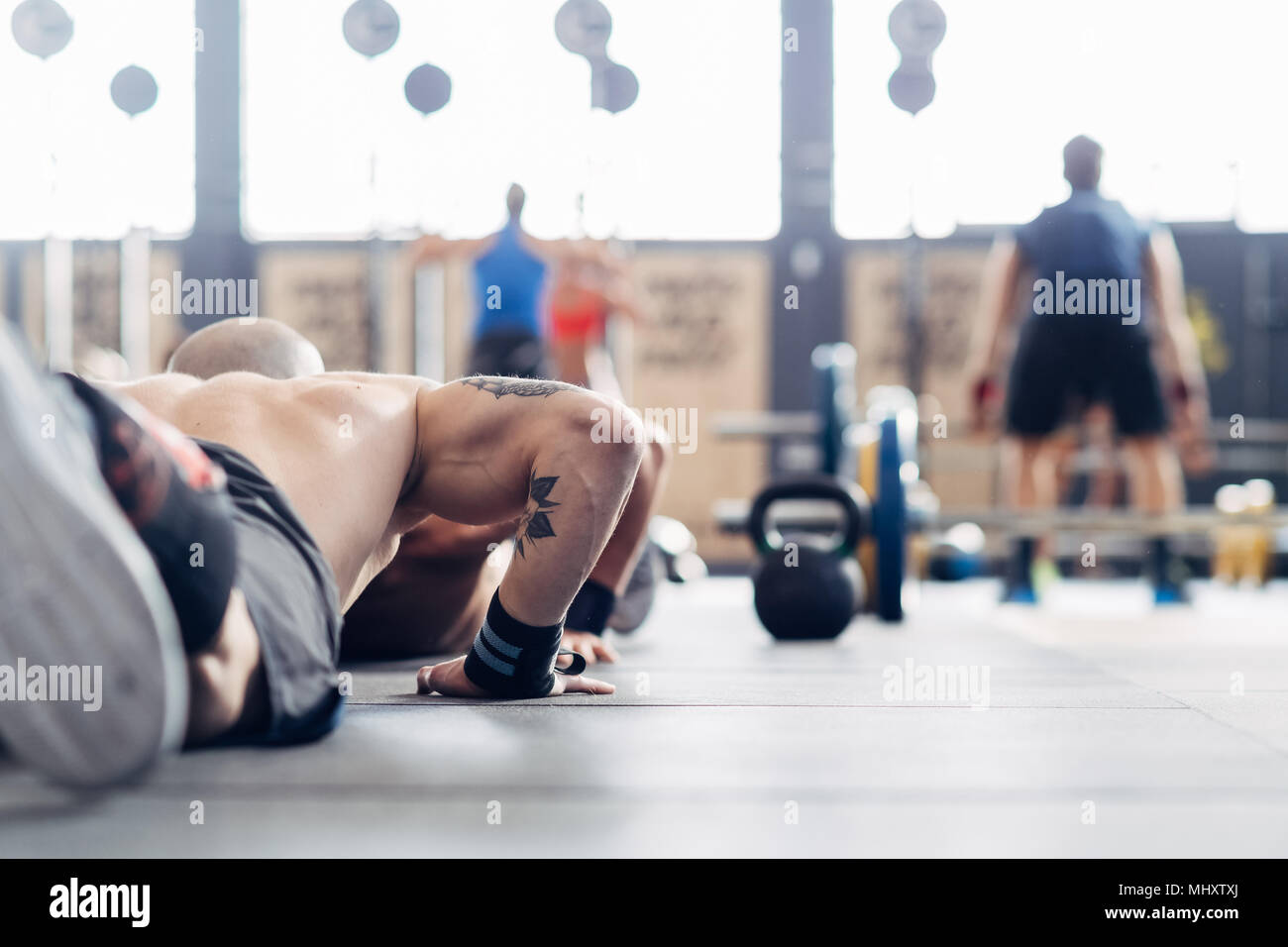 Man woman gym young push ups hi-res stock photography and images - Alamy