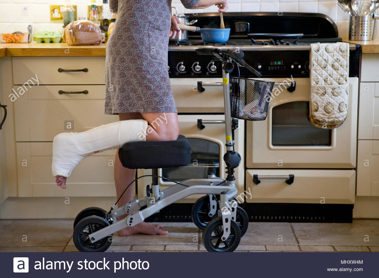 Woman Leg Cast Stock Photos & Woman Leg Cast Stock Images Alamy