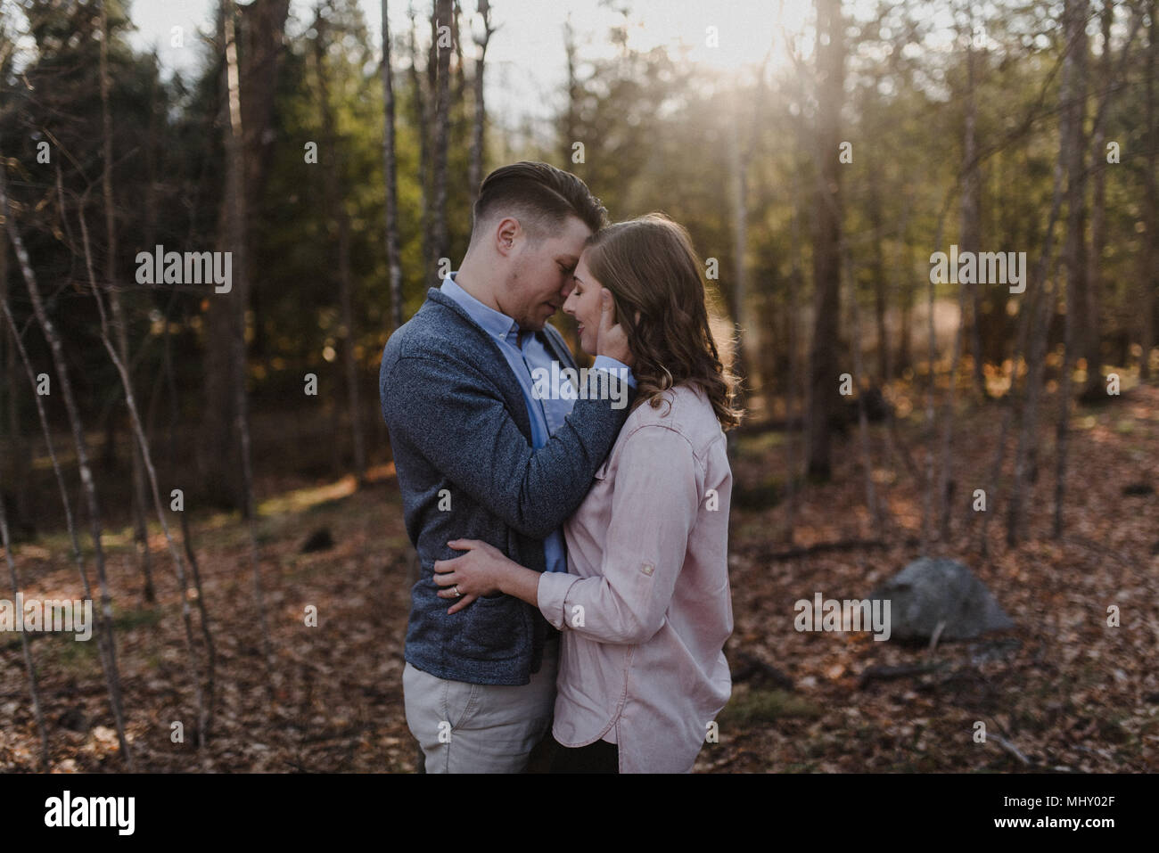 Kissing couple tree hi-res stock photography and images - Alamy