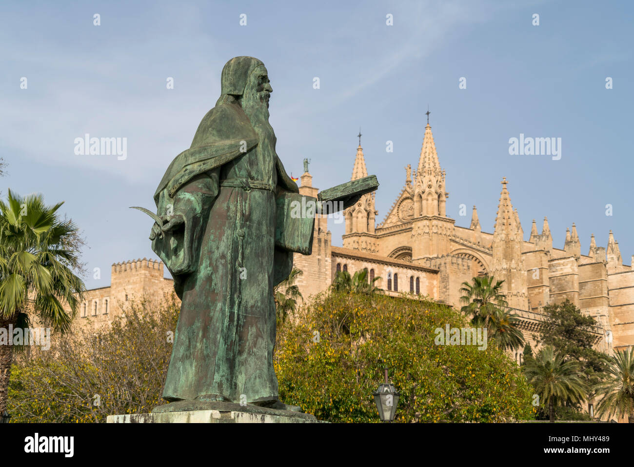 Statue Ramon Llull und die Kathedrale La Seu, Palma de Mallorca, Mallorca, Balearen, Spanien  | Ramon Llull statue and cathedral La Seu, Palma de Mall Stock Photo
