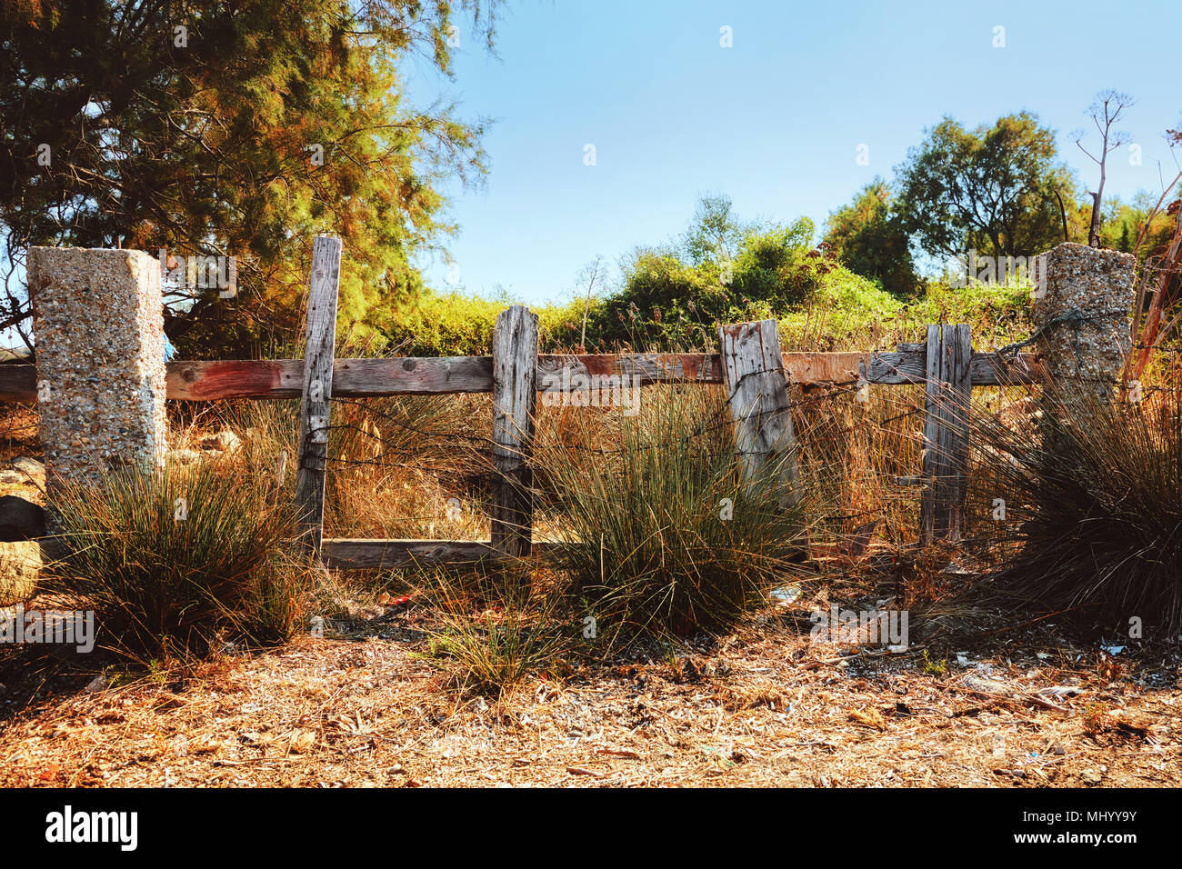 Old wooden fence barbed wire hi-res stock photography and images - Alamy
