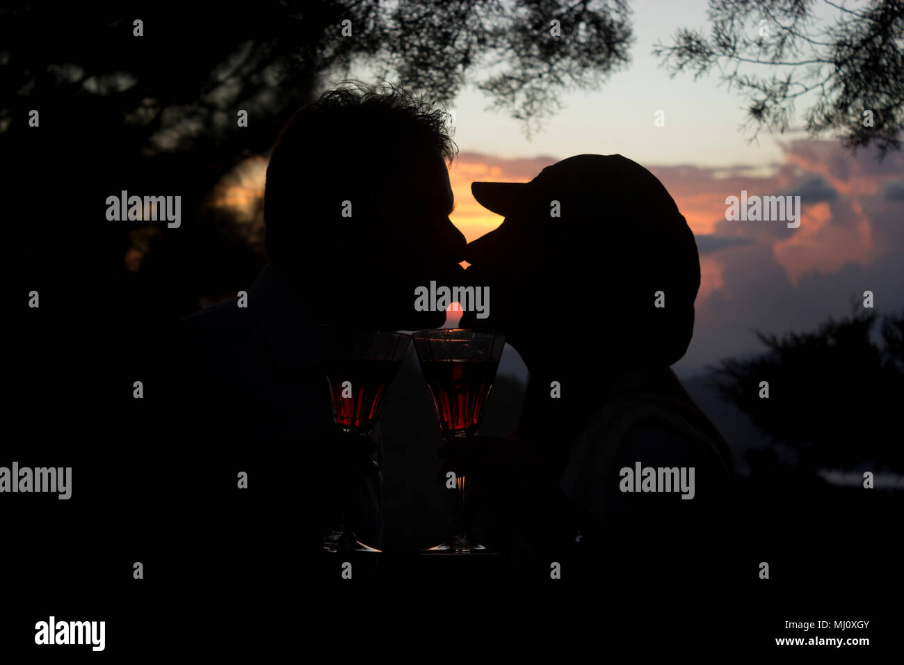 Silhouette of couple kissing hi-res stock photography and images - Alamy