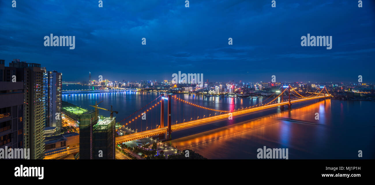 Hubei wuhan parrot chau Yangtze river bridge at night Stock Photo
