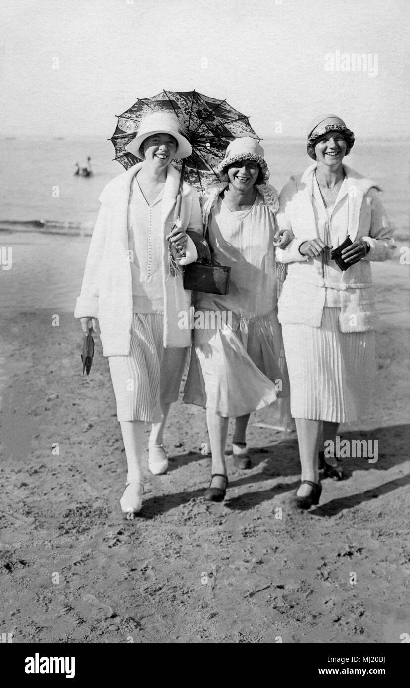 Holiday, three women with beach umbrellas, 1920s, Usedom, Baltic Sea, Germany Stock Photo
