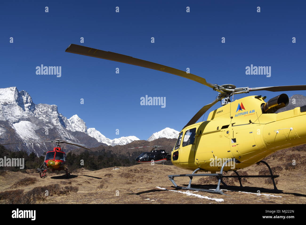 Black and yellow helicopter hi-res stock photography and images - Alamy