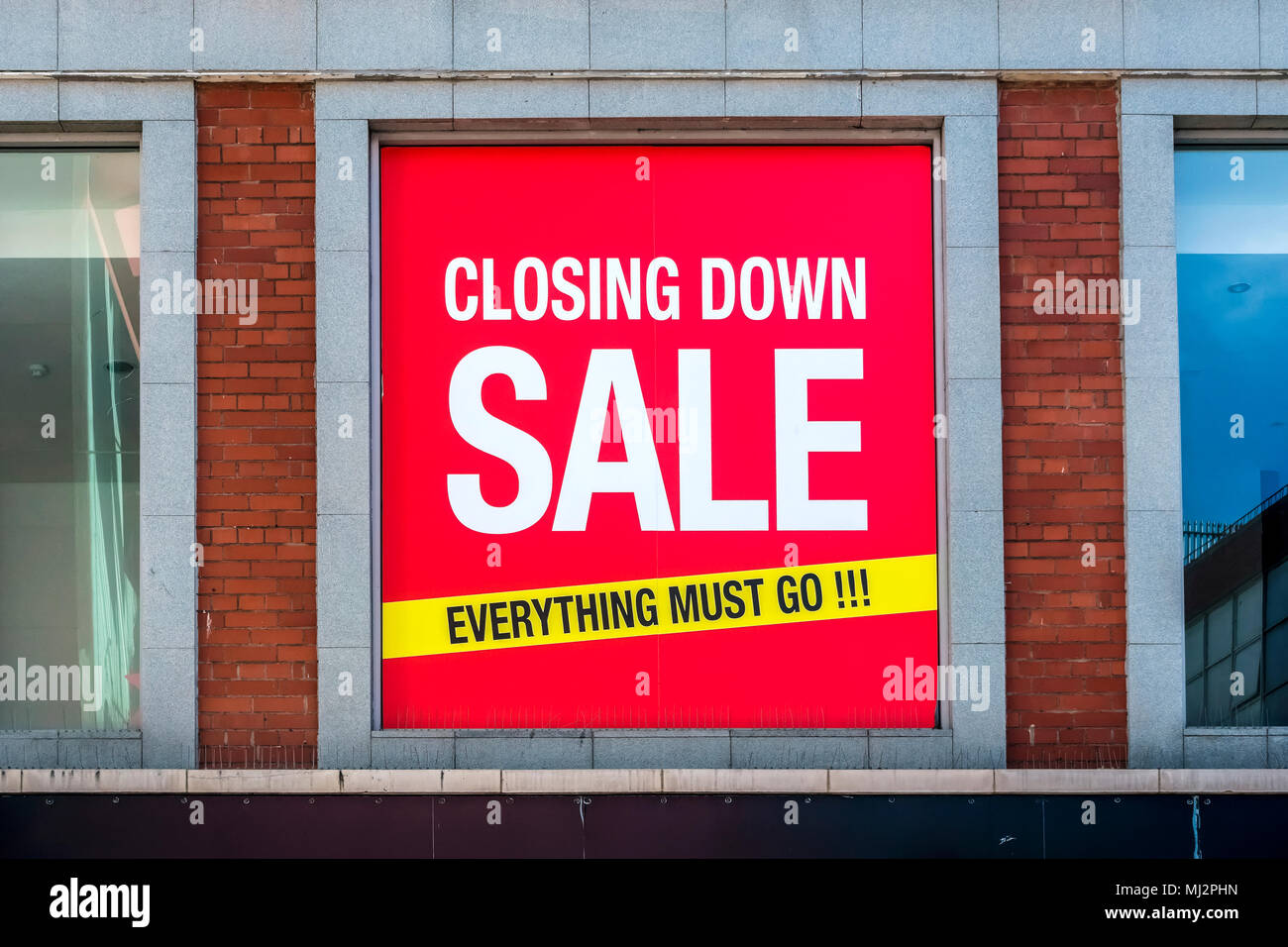 Store closing down sale sign board. Everything must go. Recession concept. Retail shop shutting down. Shopping. Dublin, Ireland, Europe, EU. Close up. Stock Photo