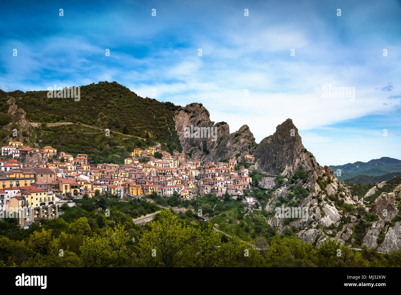 castelmezzano-village-in-apennines-dolomiti-lucane-basilicata-italy
