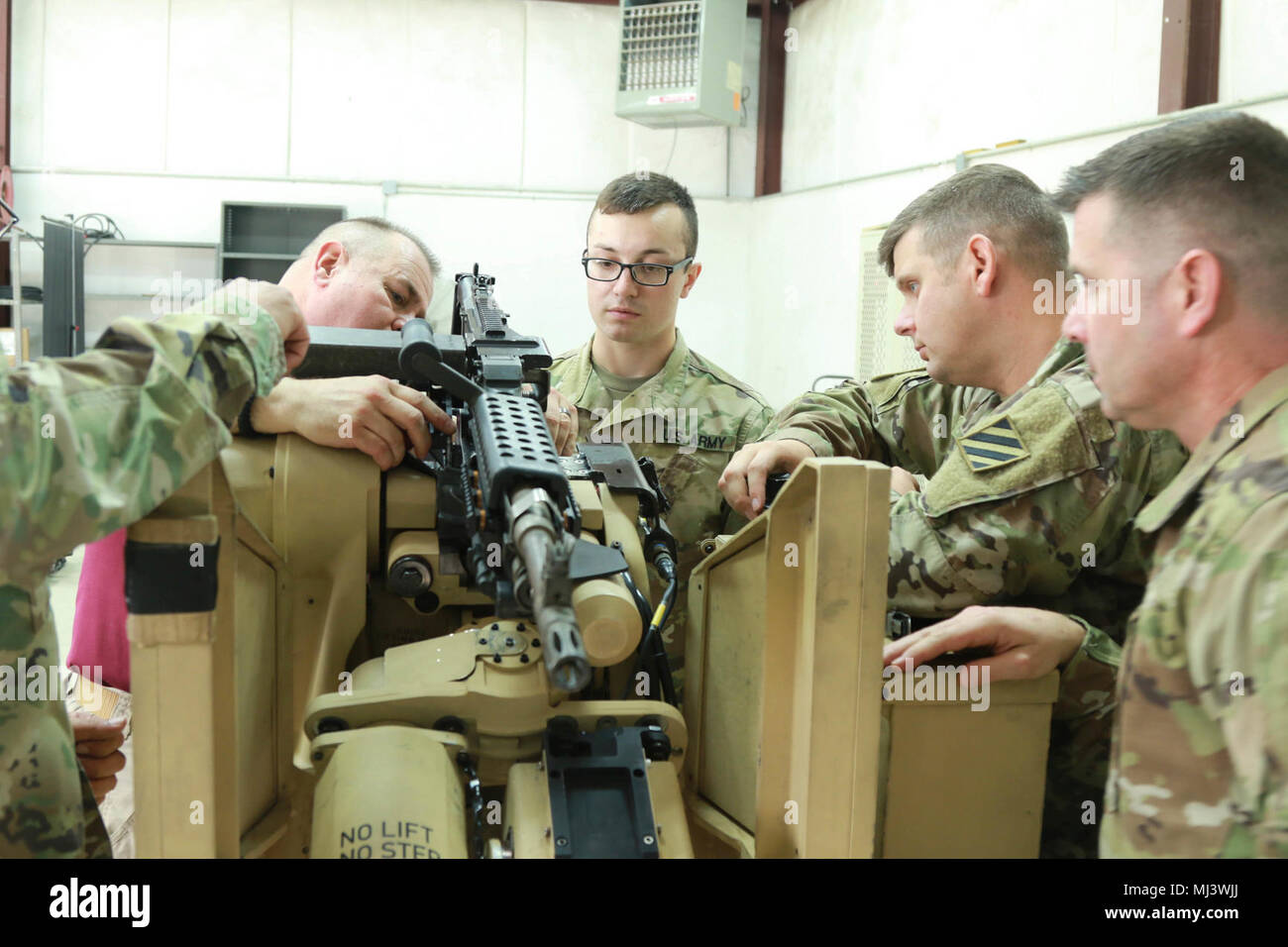 Fort Stewart, Ga., March 20, 2018 - Georgia Army National Gaurdsman Spc. Brandon C. Schultz, military policement, 179th Military Police Company, Fort, Stewart, Ga., briefs the performance steps to a group of Soldiers during the CROWS Instructors training course. The Common Remotely Operated Weapon Station is an externally mounted weapons control system that allows the gunner to remain inside the vehicle while firing various crew served weapons. (Georgia Army National Guard Image collection celebrating the bravery dedication commitment and sacrifice of U.S. Armed Forces and civilian personnel Stock Photo
