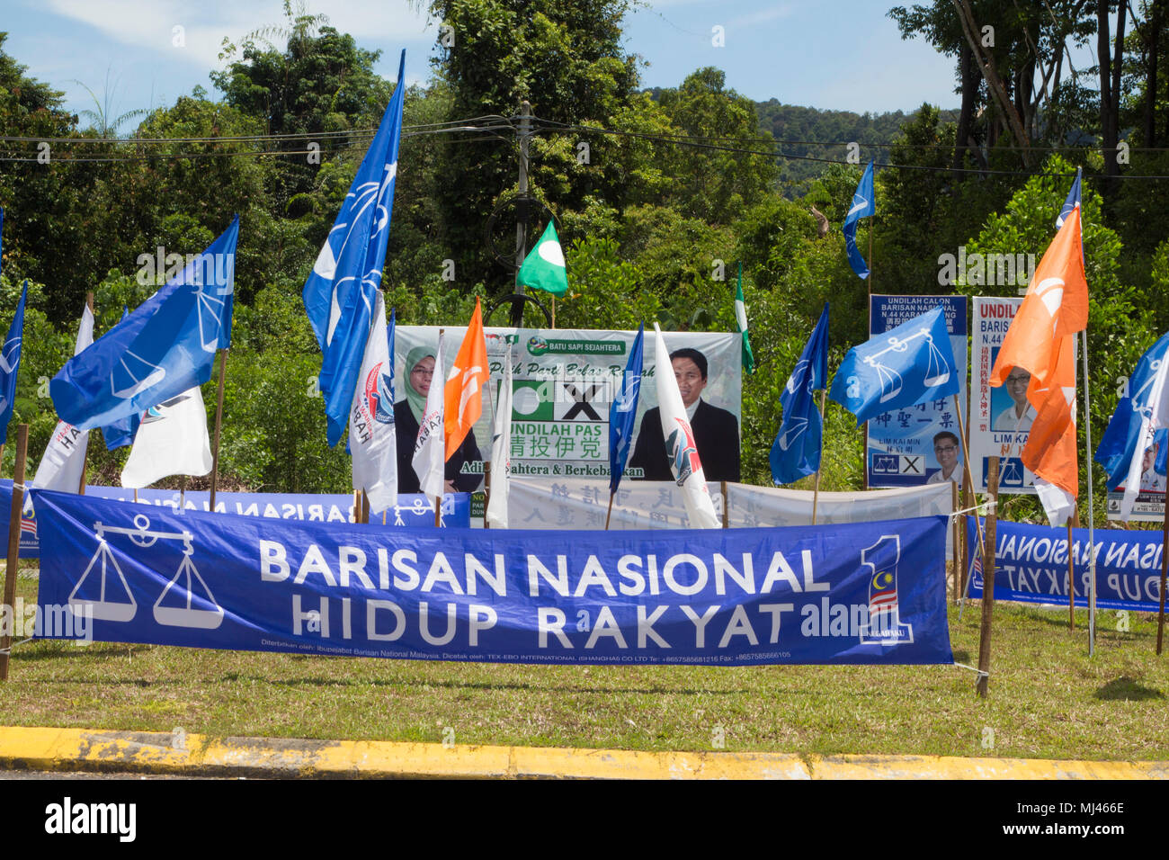 Sandakan, Malaysia. 4th May, 2018. Political party flags flying during the Malaysia national election 2018 in Sandakan, Sabah, Malaysia. Credit: Mike Kahn Credit: Green Stock Media/Alamy Live News Stock Photo