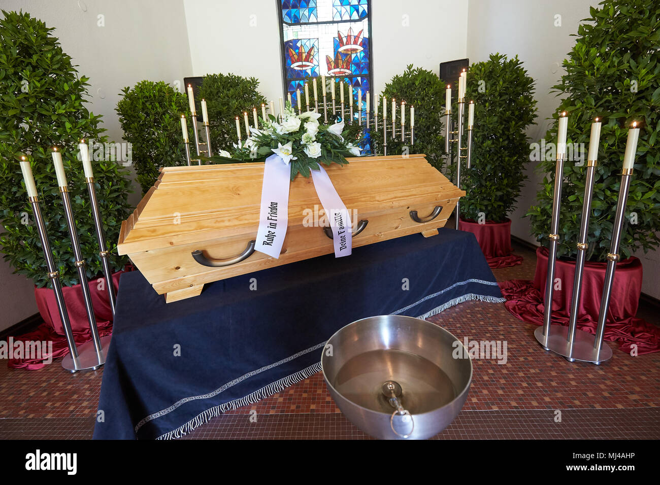 04 May 2018, Germany, Koblenz: The coffin of Gerd Michael Straten is laid  out in the graveyard chapel of the Luetzel district. Six weeks ago, the  homeless man was decapitated on the