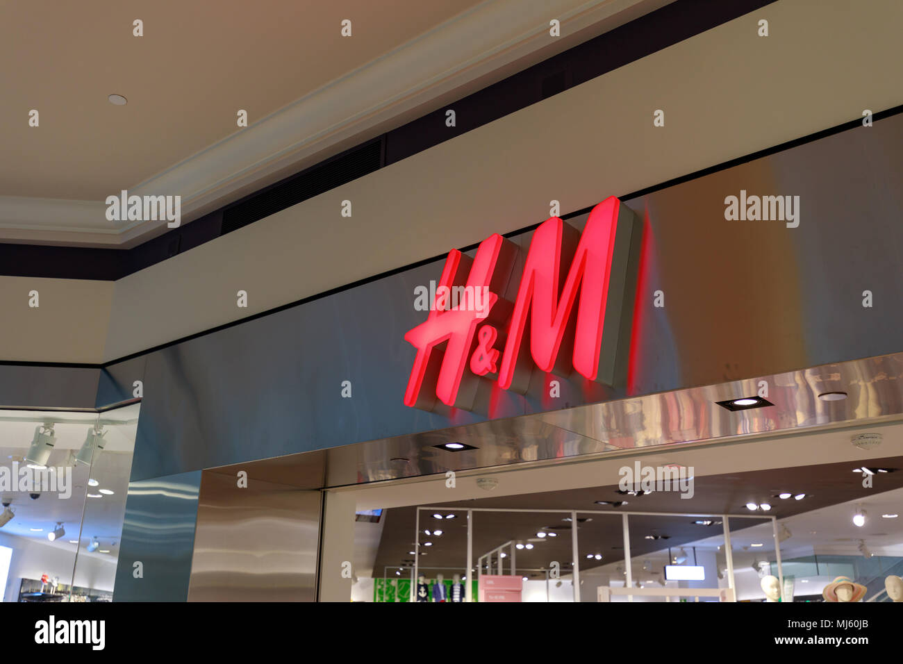 Portland, Oregon, USA - April 27, 2018 : H&M shop at Pioneer Place,  shopping mall, in downtown Portland Stock Photo - Alamy