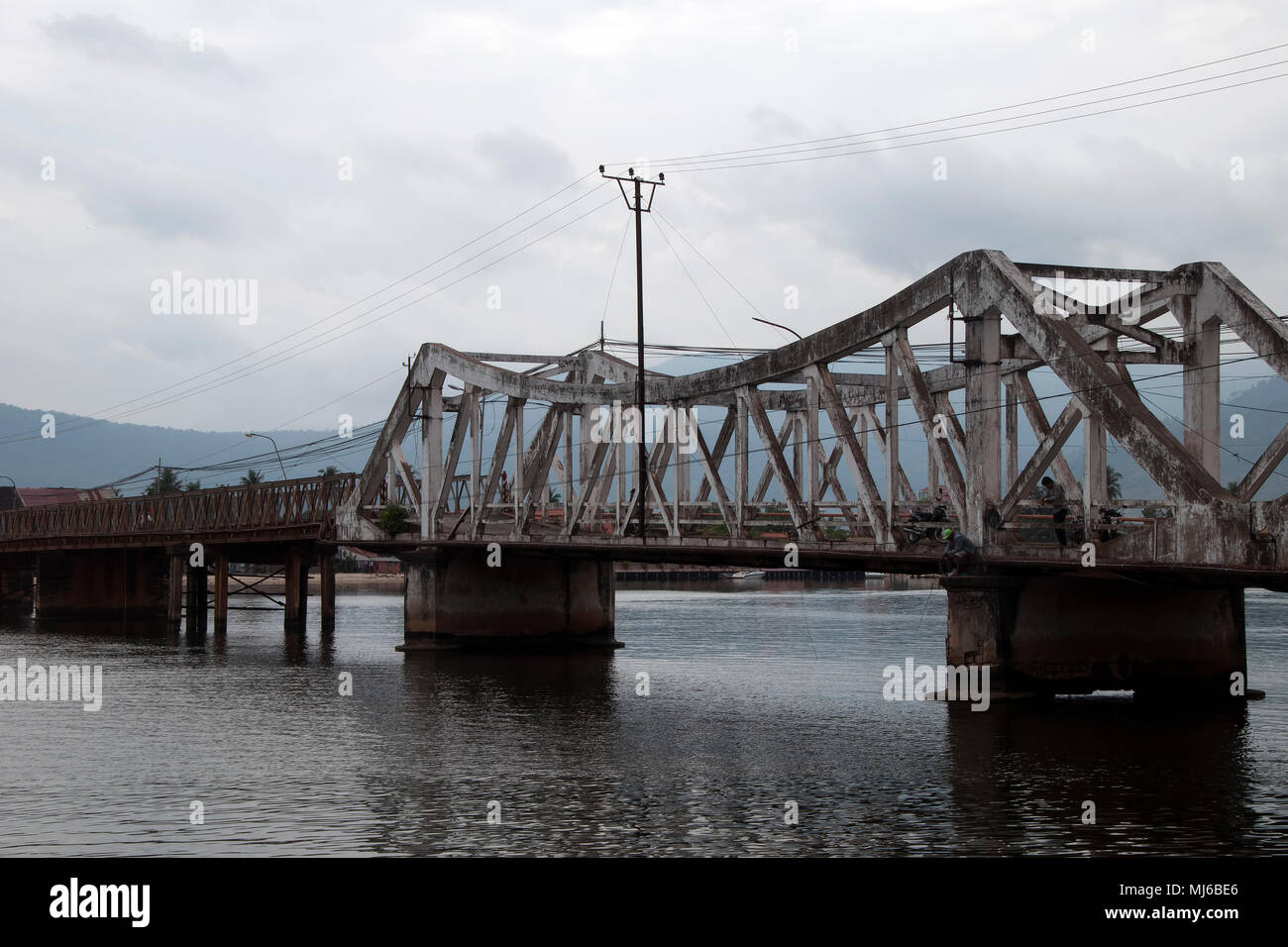 Old metal bridge across river hi-res stock photography and images - Alamy