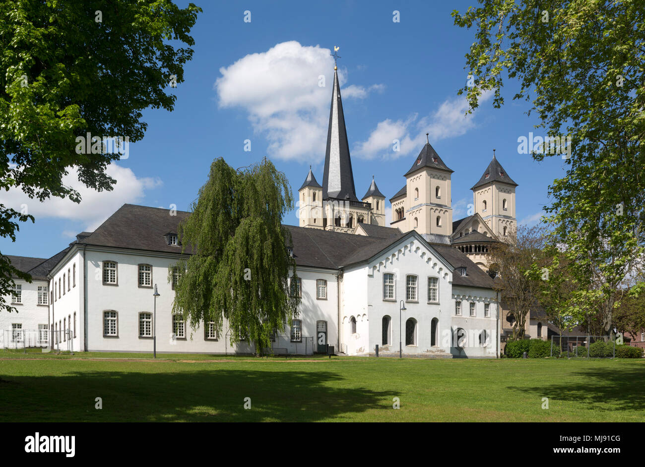 Brauweiler bei Pulheim, Abteikirche St. Nikolaus, Gesamtanlage mit Kapitelsaal, Blick von Südosten Stock Photo