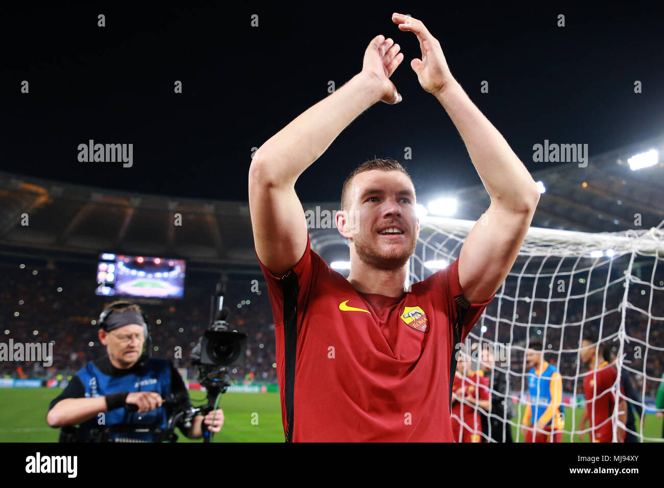 Esultanza a fine partita per la qualificazione alla semifinale Edin Dzeko Roma  Roma 10-04-2018 Stadio Olimpico Football Calcio UEFA Champions League  Stock Photo
