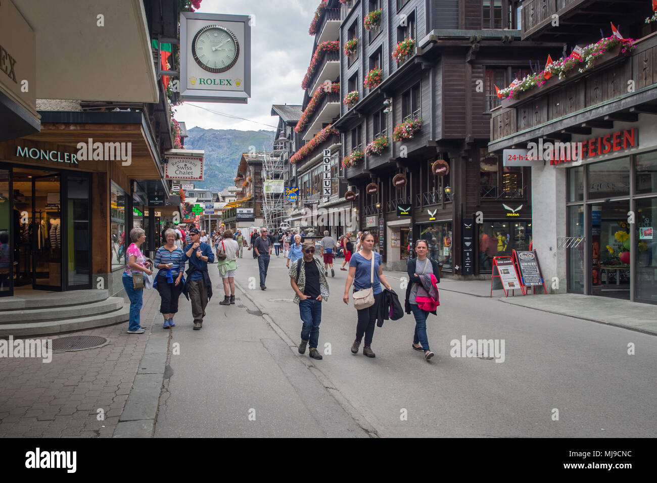 Street scenes from Zermatt in the Swiss Alps Stock Photo - Alamy