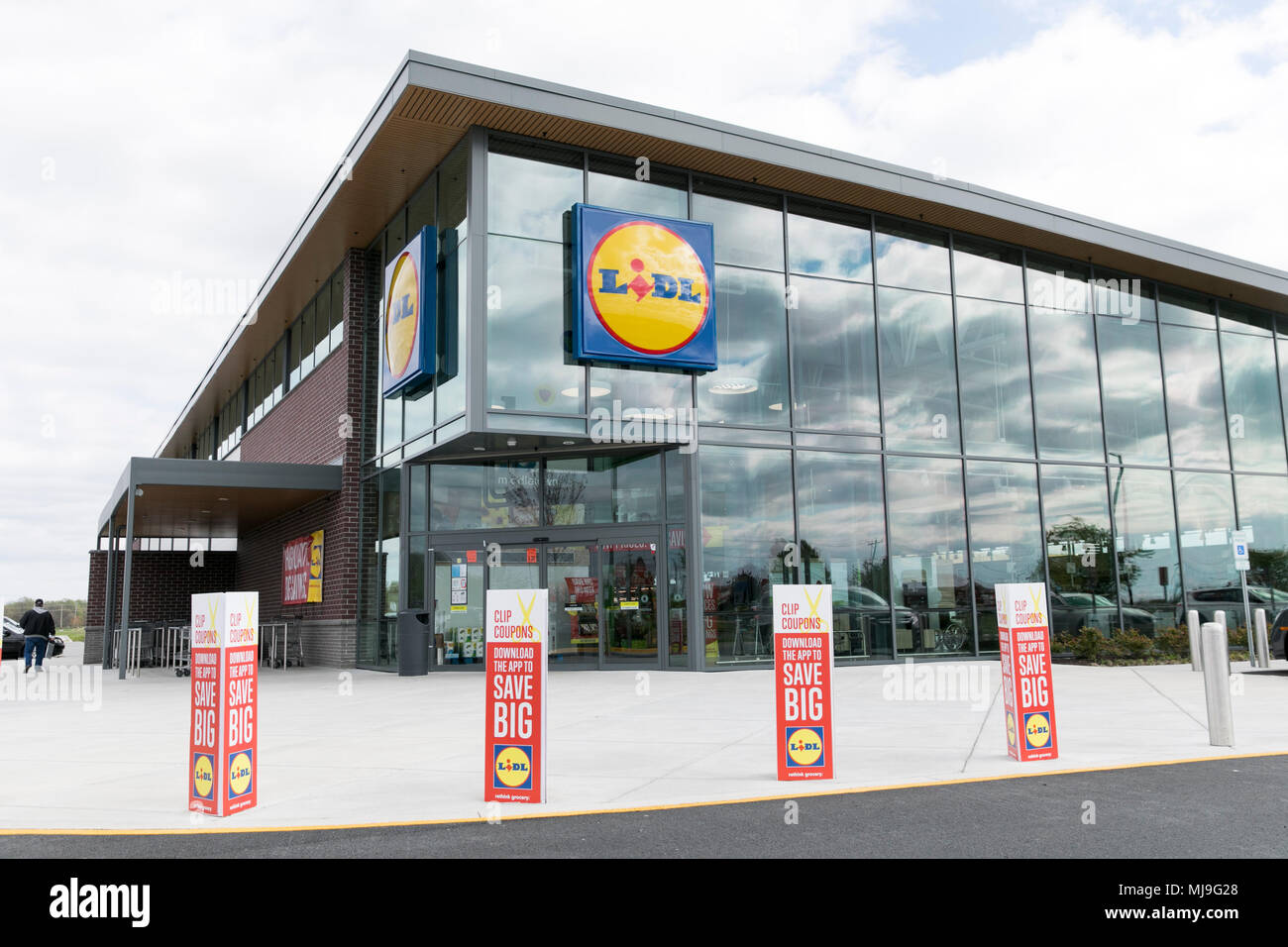 A logo sign outside of a Lidl grocery retail store in Middletown, Delaware on April 29, 2018. Stock Photo