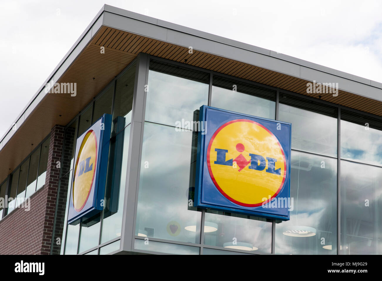 A logo sign outside of a Lidl grocery retail store in Middletown, Delaware on April 29, 2018. Stock Photo