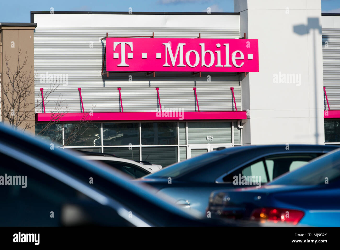 Tmobile logo hi-res stock photography and images - Alamy