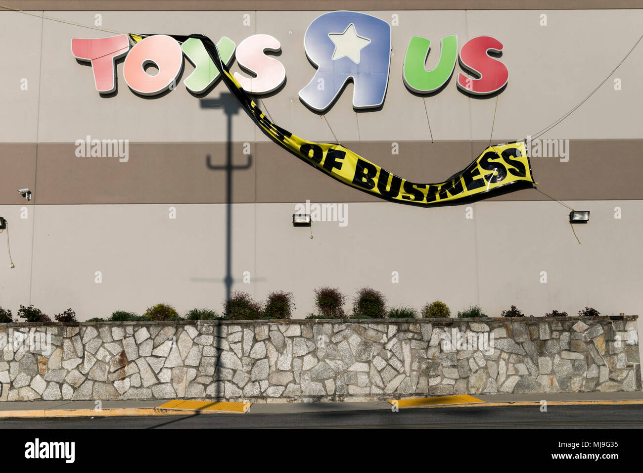 A logo sign outside of a Toys 'R' Us retail store in Glen Burnie, Maryland with 'Going Out Of Business' signage on April 5, 2018. Stock Photo