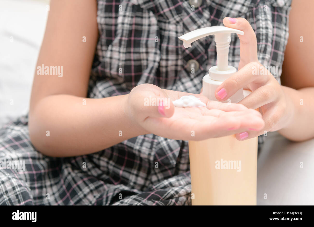 Putting on lotion hires stock photography and images Alamy
