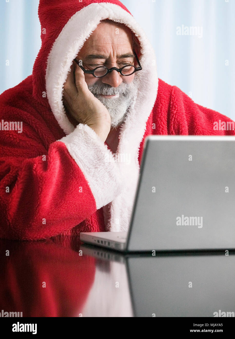 Weihnachtsmann am Laptop Stock Photo