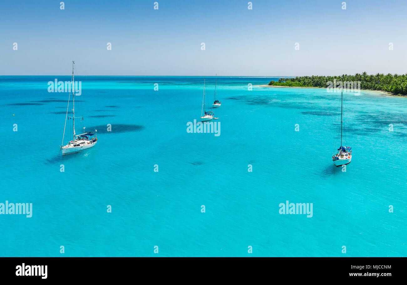 ancoring sailboats in the shallow lagoon of Cocos keeling atoll, Australie Stock Photo