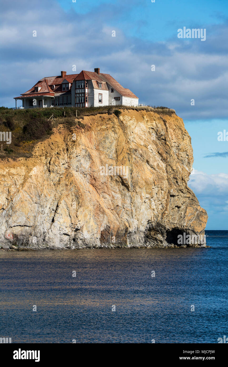Limestone rock 'Rocher Percé' off the Gaspésie Peninsula in Canada ...