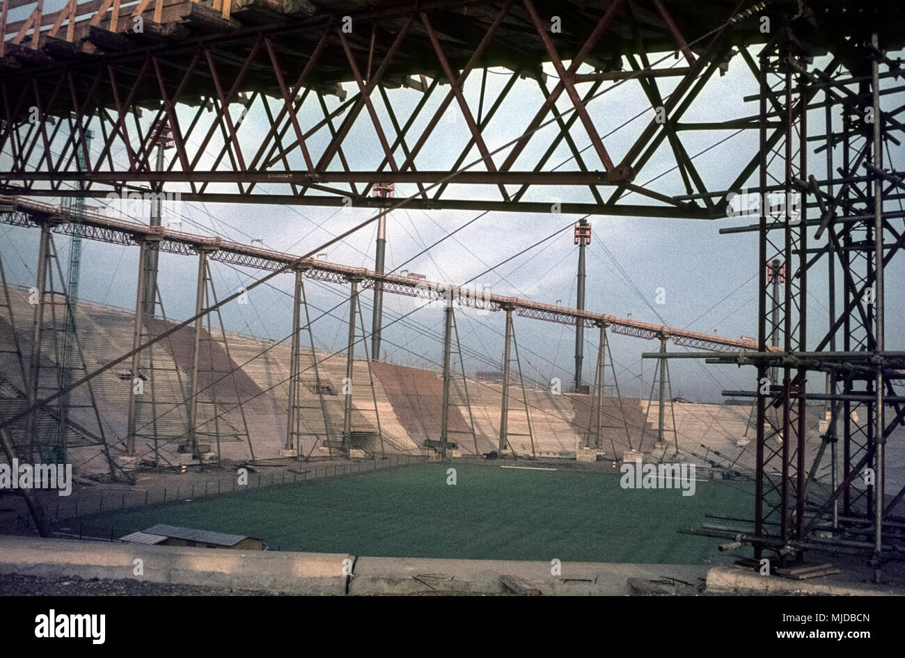 The Olympic Park of Munich under construction for the Olympic Games, 1970. Bau des Münchner Zeltdaches. Ringseil mit provisorischen Stützen und Winden Stock Photo