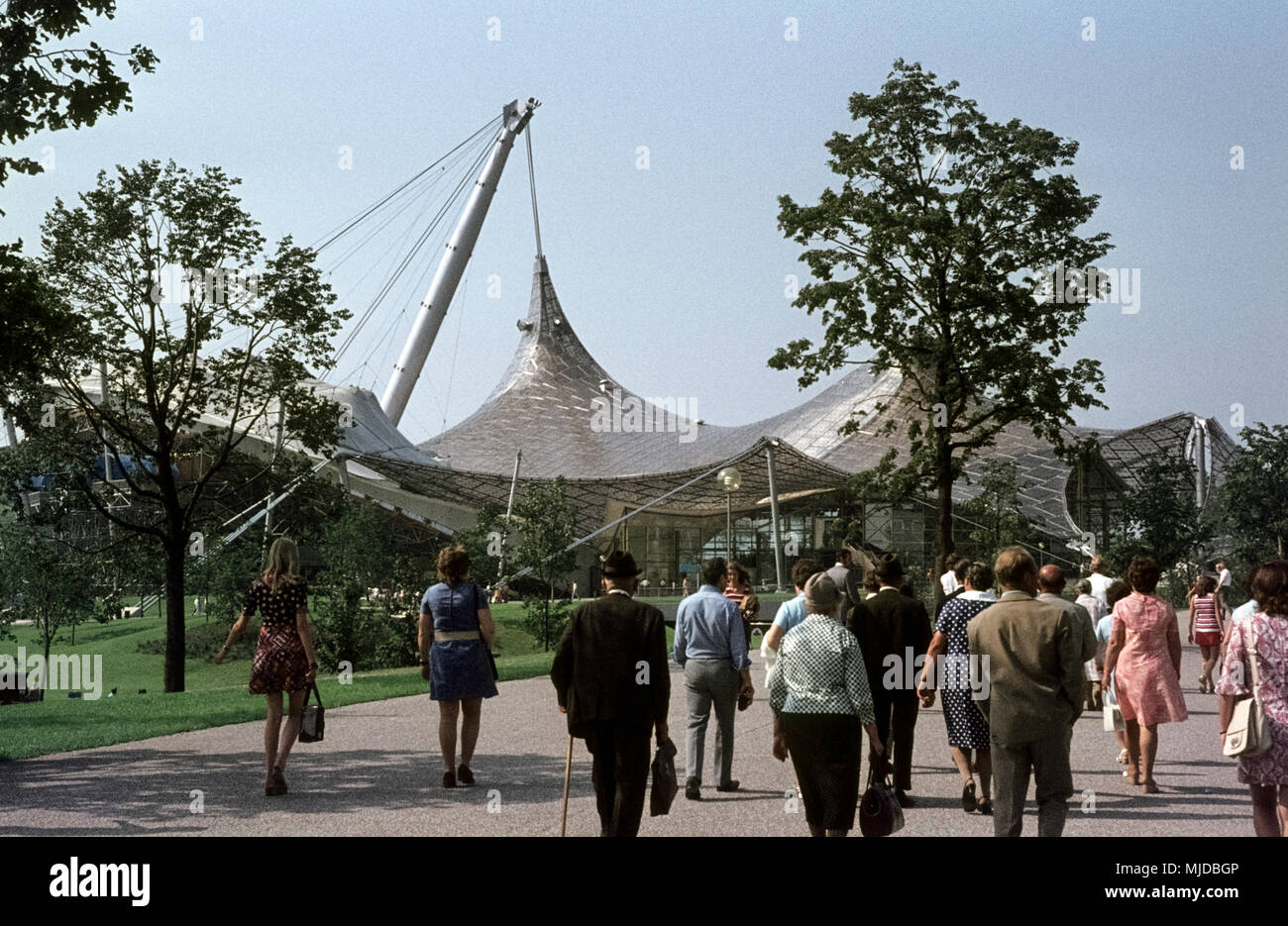 Besucher besichtigen das Gelände des Olympiaparks. People are visiting the Olympiapark of Munich just before the Olympic Games in 1972. Stock Photo