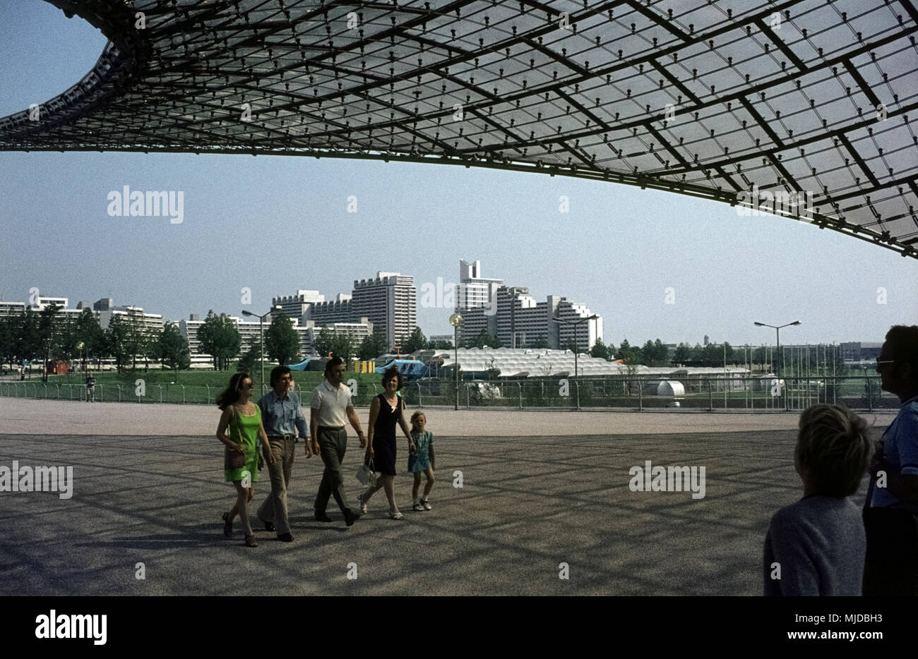 Besucher besichtigen das Gelände des Olympiaparks. People are visiting the Olympiapark of Munich just before the Olympic Games in 1972. Stock Photo