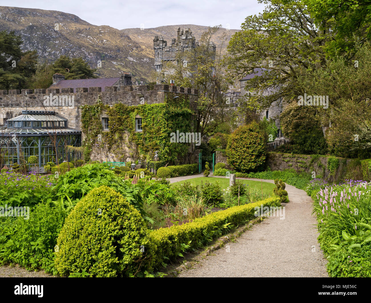 Ireland, Donegal, Glenveagh national park, view to GlenveaghCastle, garden Stock Photo Alamy