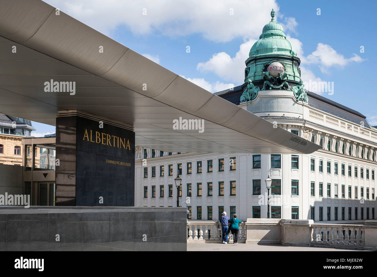 On the terrace of the Albertina, art museum with the flying roof 'Soravia Wing', two tourists look into the city, 1st district, Innere Stadt, Vienna, Austria Stock Photo
