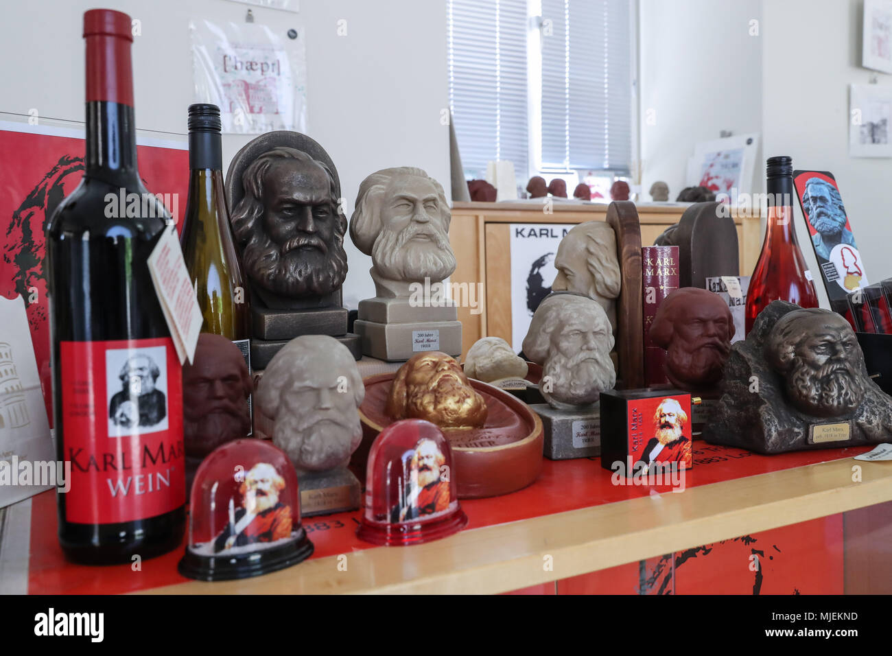 Trier, Karl Marx themed souvenirs displayed in Trier. 5th May, 2018. Photo taken on May 4, 2018 show Karl Marx themed souvenirs displayed in Trier, Germany. The 200th anniversary of Karl Marx's birth falls on May 5, 2018. Credit: Shan Yuqi/Xinhua/Alamy Live News Stock Photo