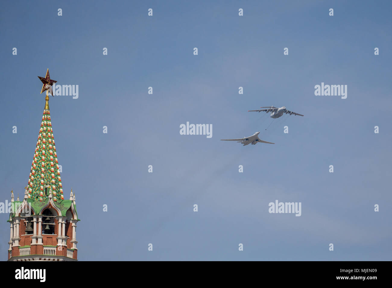 Moscow, Russia. 4th May, 2018. Russian Air Force Ilyushin Il-78 refuelling tanker and a Tupolev Tu-160 strategic bomber aircraft during a rehearsal of the upcoming Victory Day air show marking the 73rd anniversary of the victory over Nazi Germany in the 1941-45 Great Patriotic War, the Eastern Front of World War II. Credit: Victor Vytolskiy/Alamy Live News Stock Photo